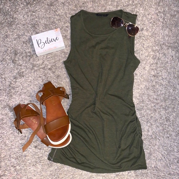 Banana Republic Tops - Olive Scrunch Side Tank🖤